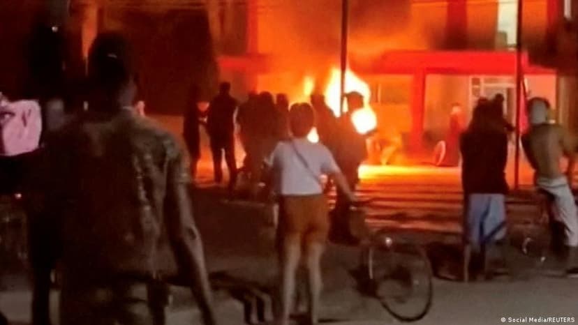 Cuban Protesters Attack Ruling Party Office Amid Blackouts; Havana Acknowledges US Talks