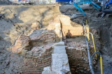 Archaelogists find foundations of gate to power at Binnenhof