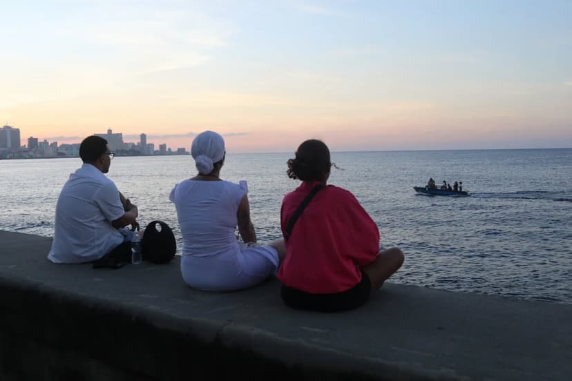 Most Young Professionals See No Future Staying in Cuba