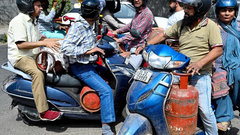 AAP hits out at Centre over LPG shortage; BJP accuses Oppn. of ‘misleading public’